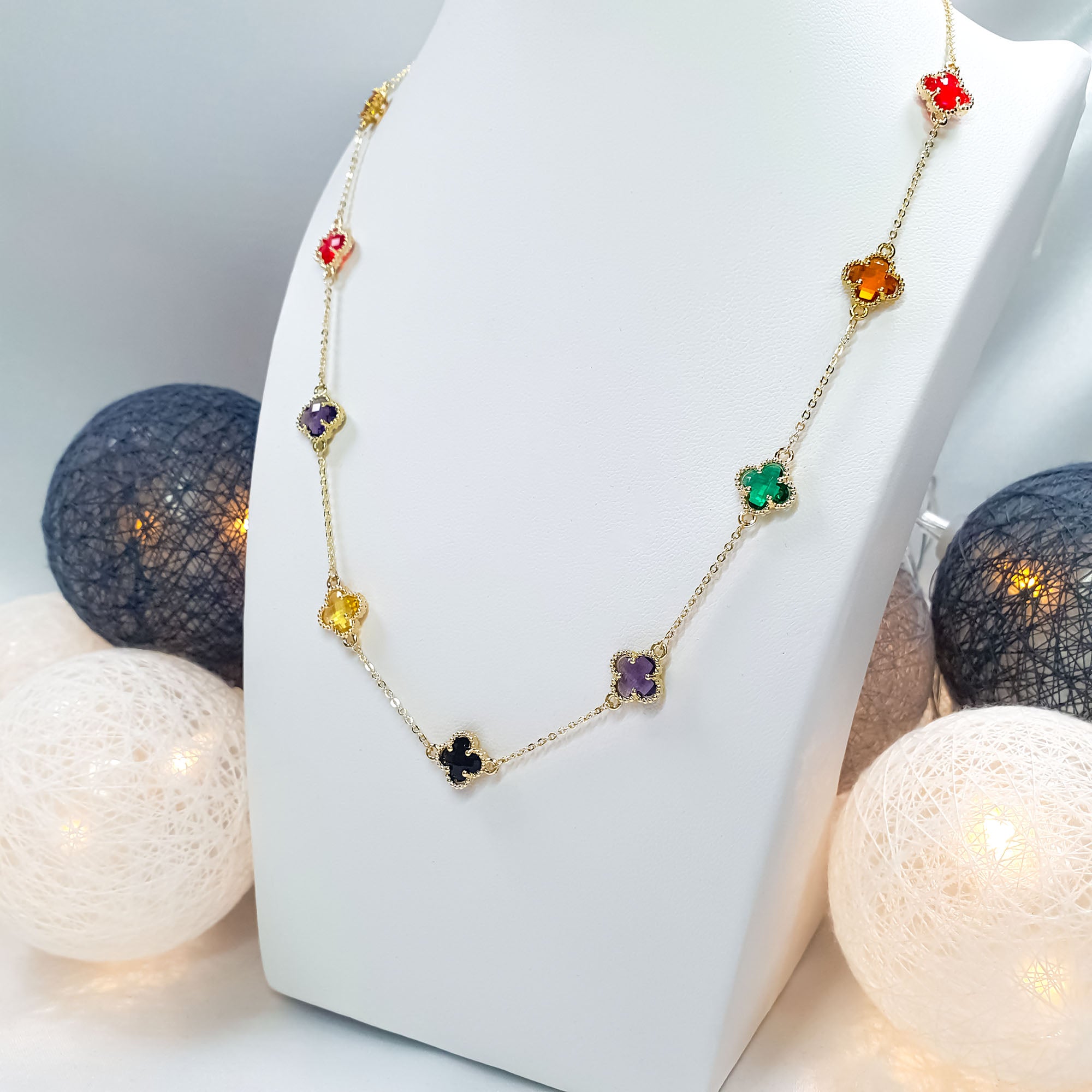 Kaklarota ar deviņiem āboliņa siluetiem un zelta toni