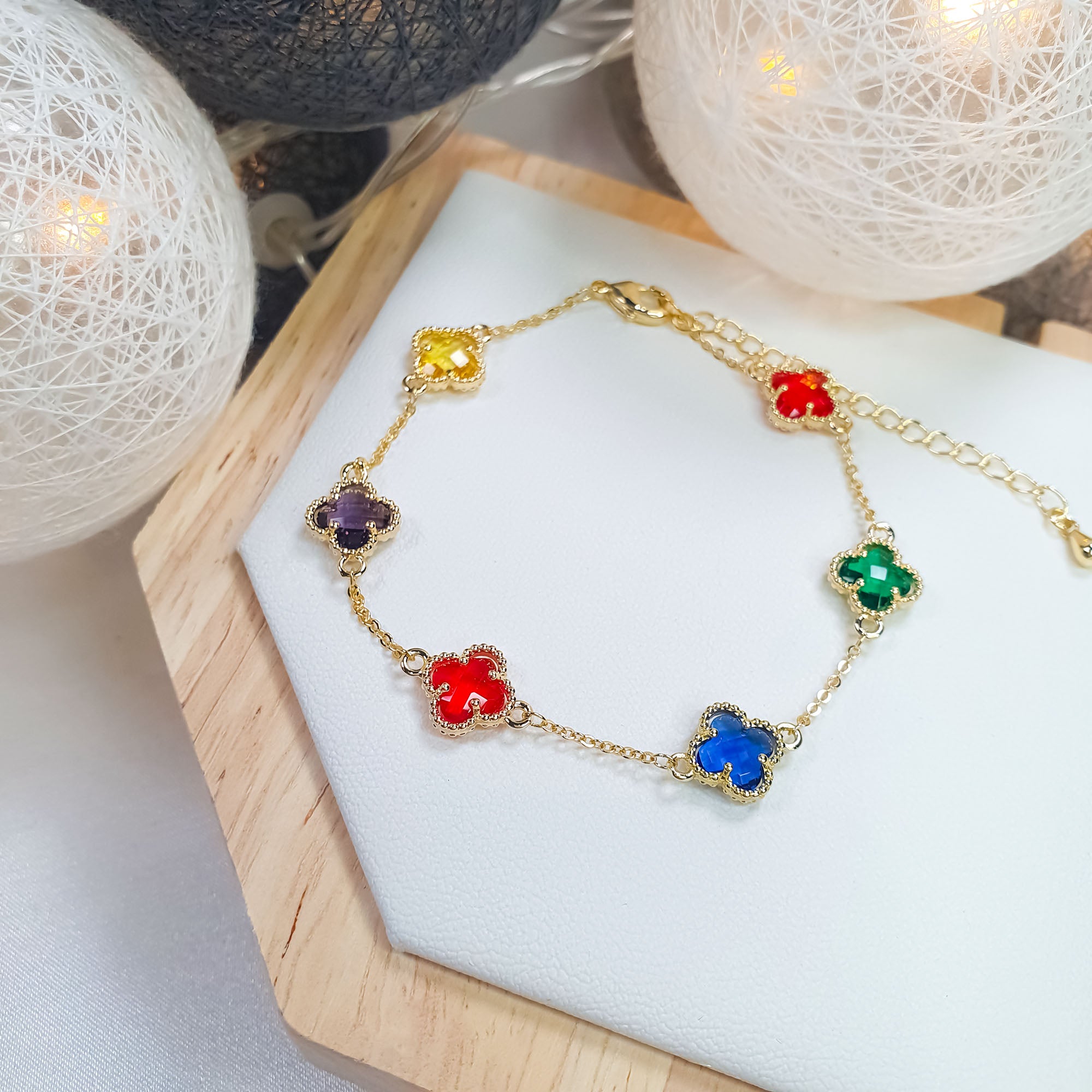 Enkurveida ķēdes rokassprādze ar vairākiem āboliņa nelieliem piekariņiem