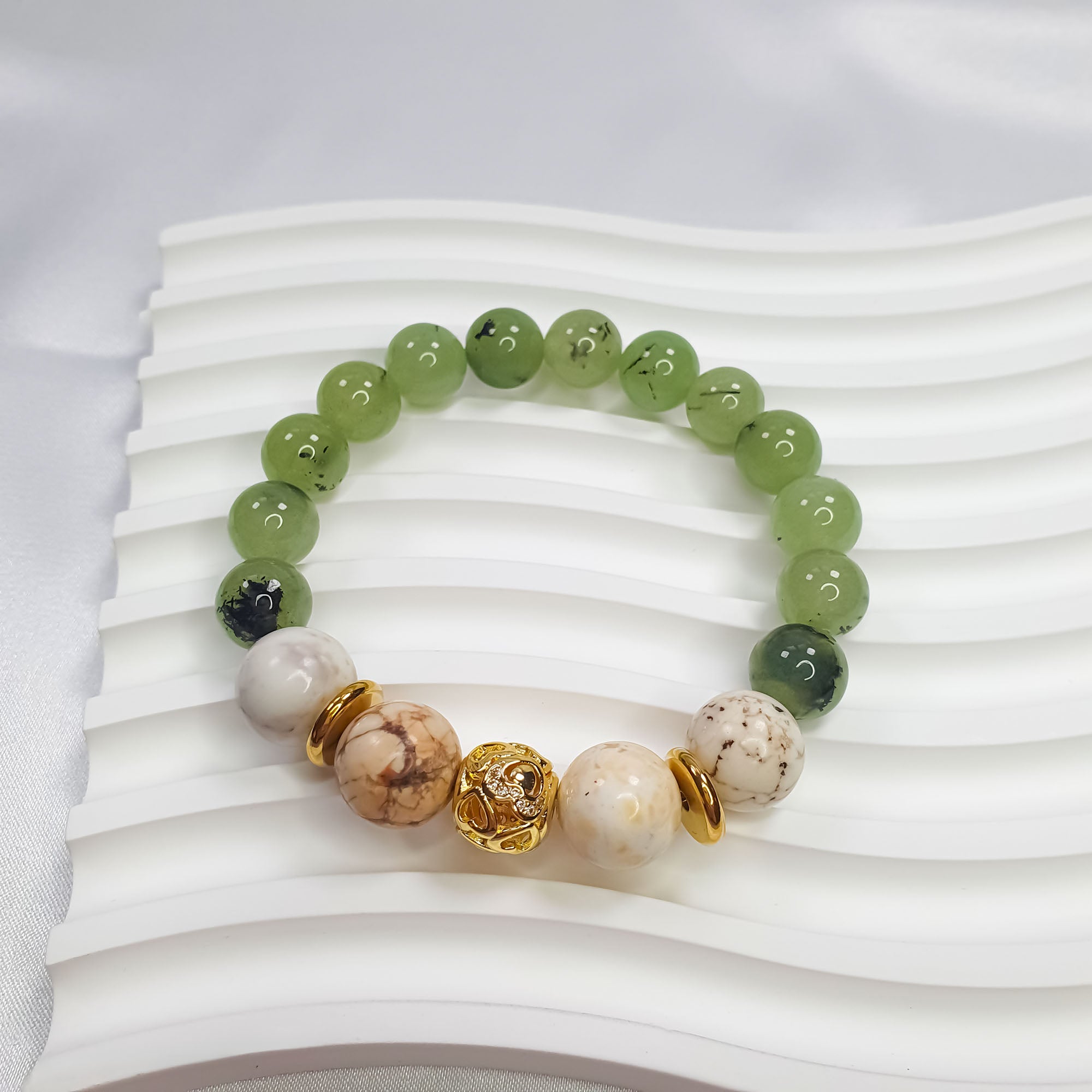 Apaļu lodīšu rokassprādze ar magnezīta un zaļu elementu kombināciju