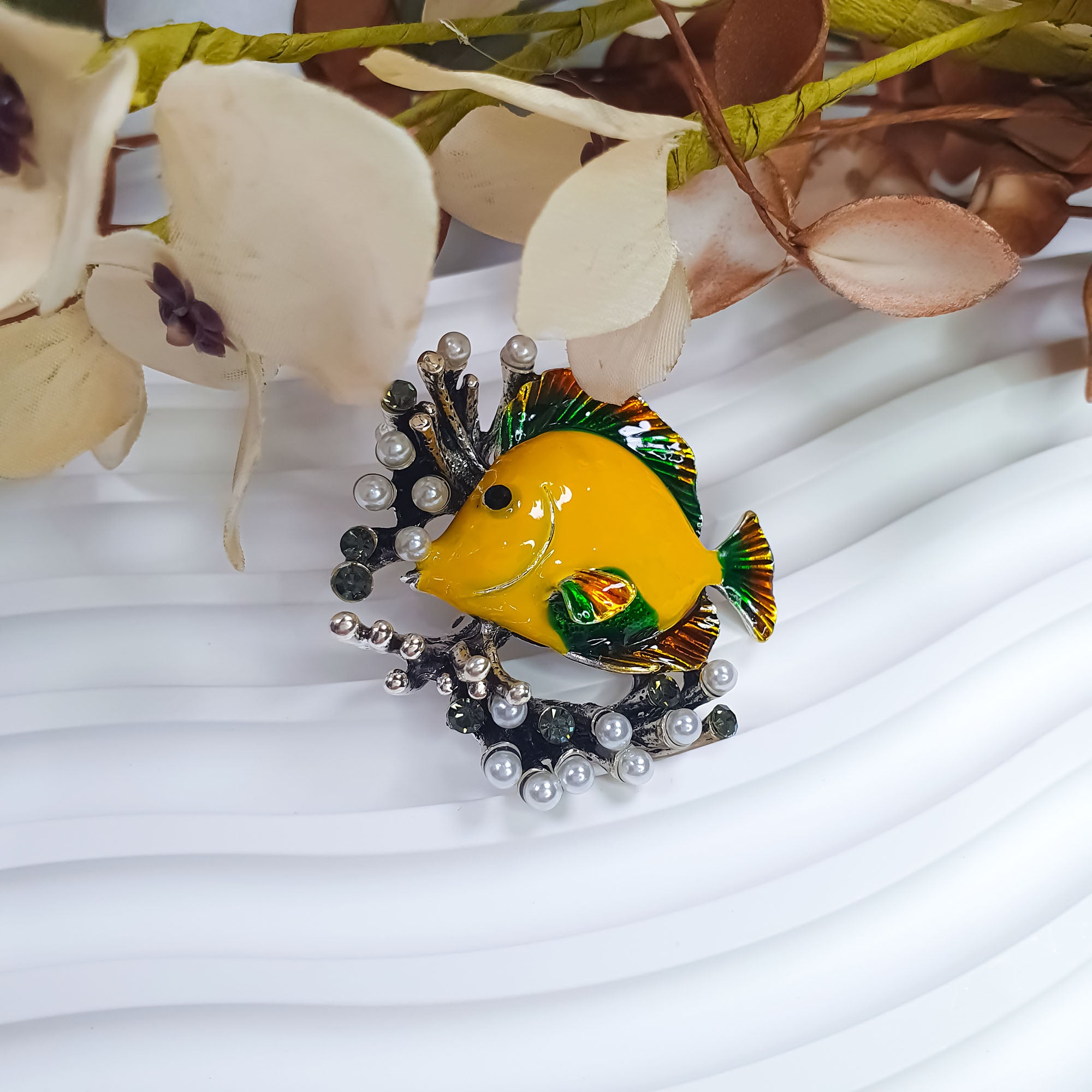 Daudzkrāsu emaljas piespraude zivs siluetā