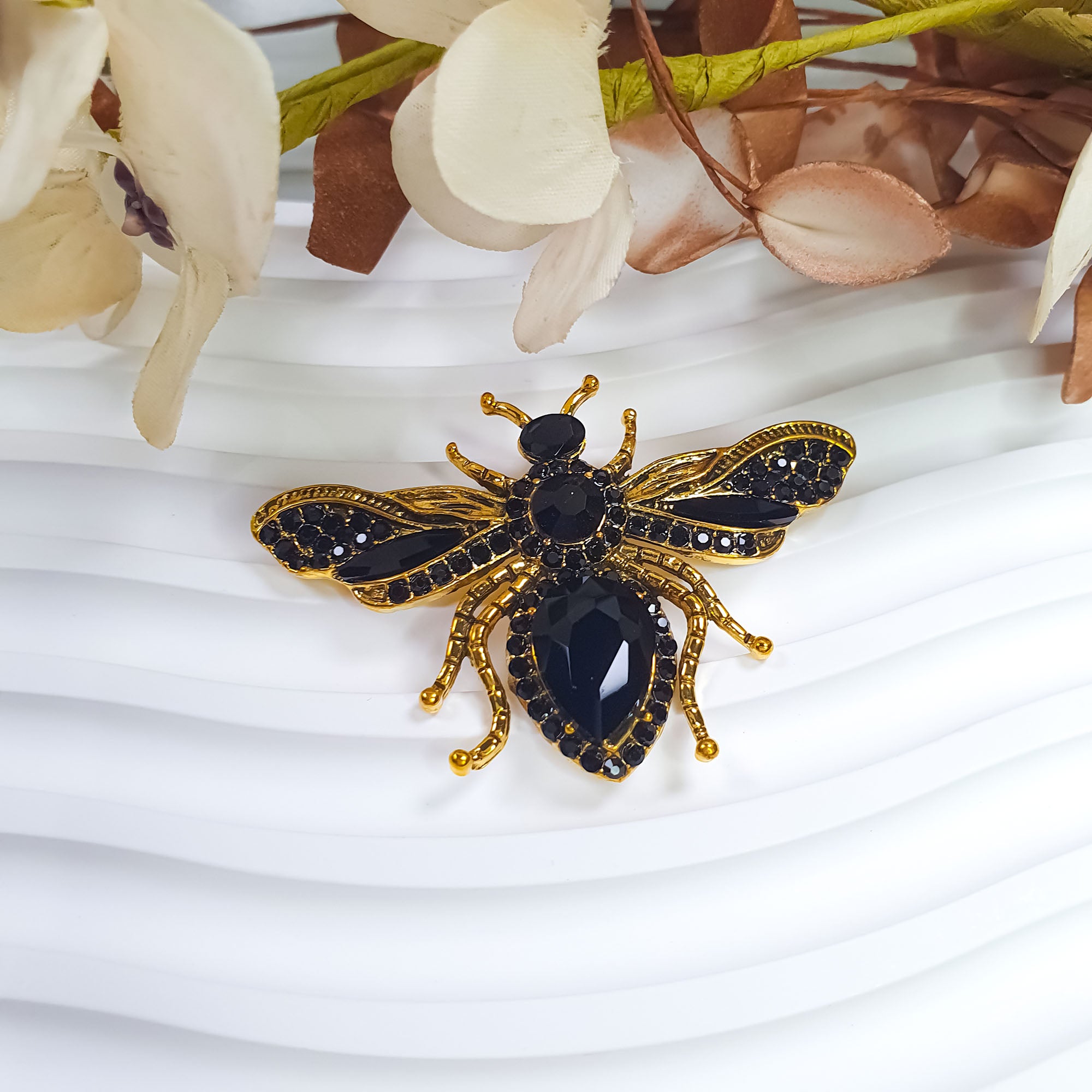 Dekoratīva bites piespraude melnā un zelta krāsā