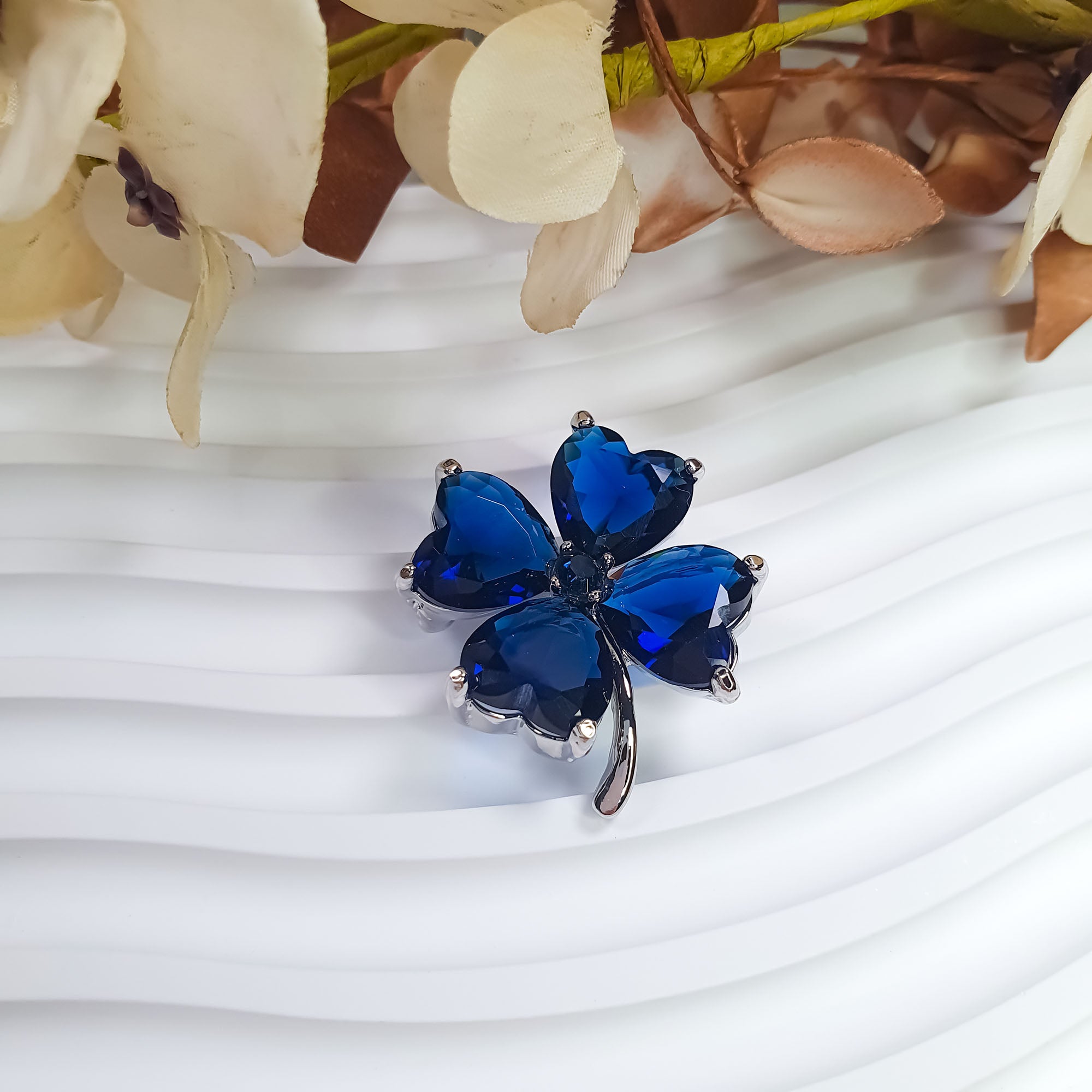 Zila āboliņa silueta piespraude