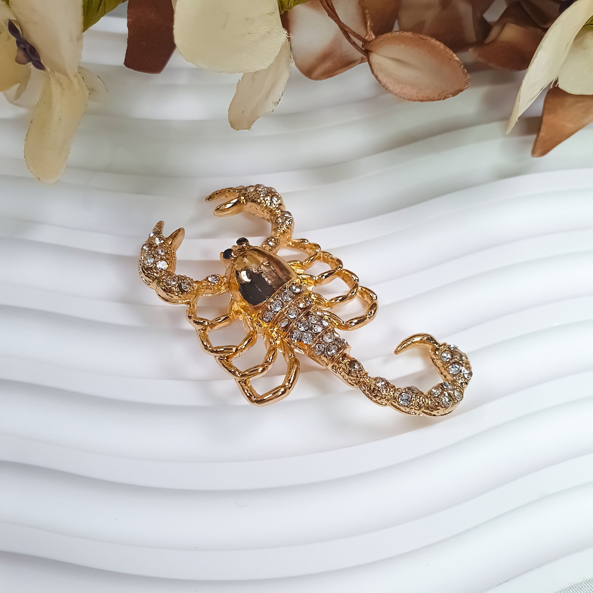 Dekoratīva skorpiona piespraude ar reljefu ķermeni