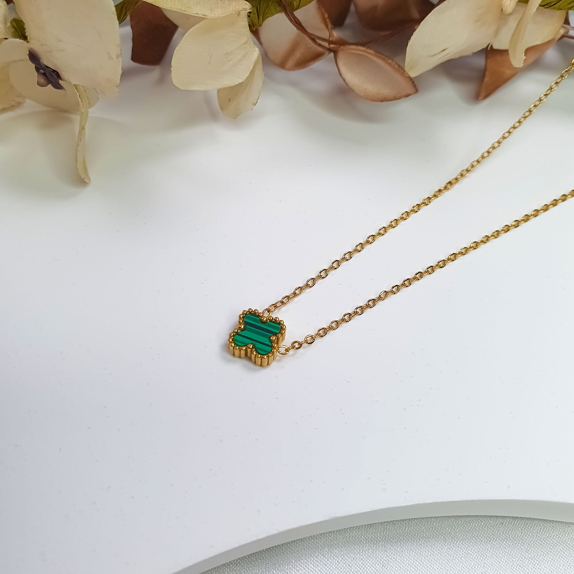 Smalka ķēdes kaklarota ar emaljētu āboliņa motīvu