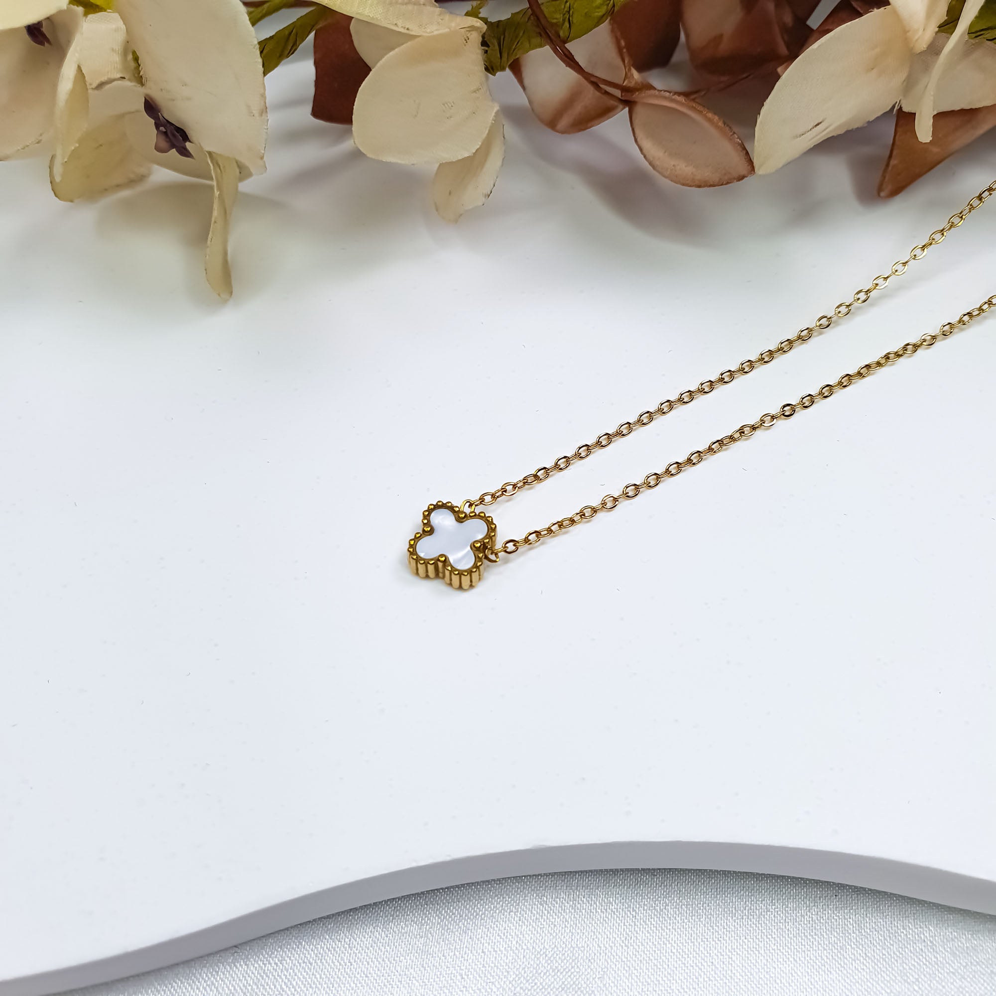 Balta emaljas āboliņa kaklarota uz zelta toņa ķēdes