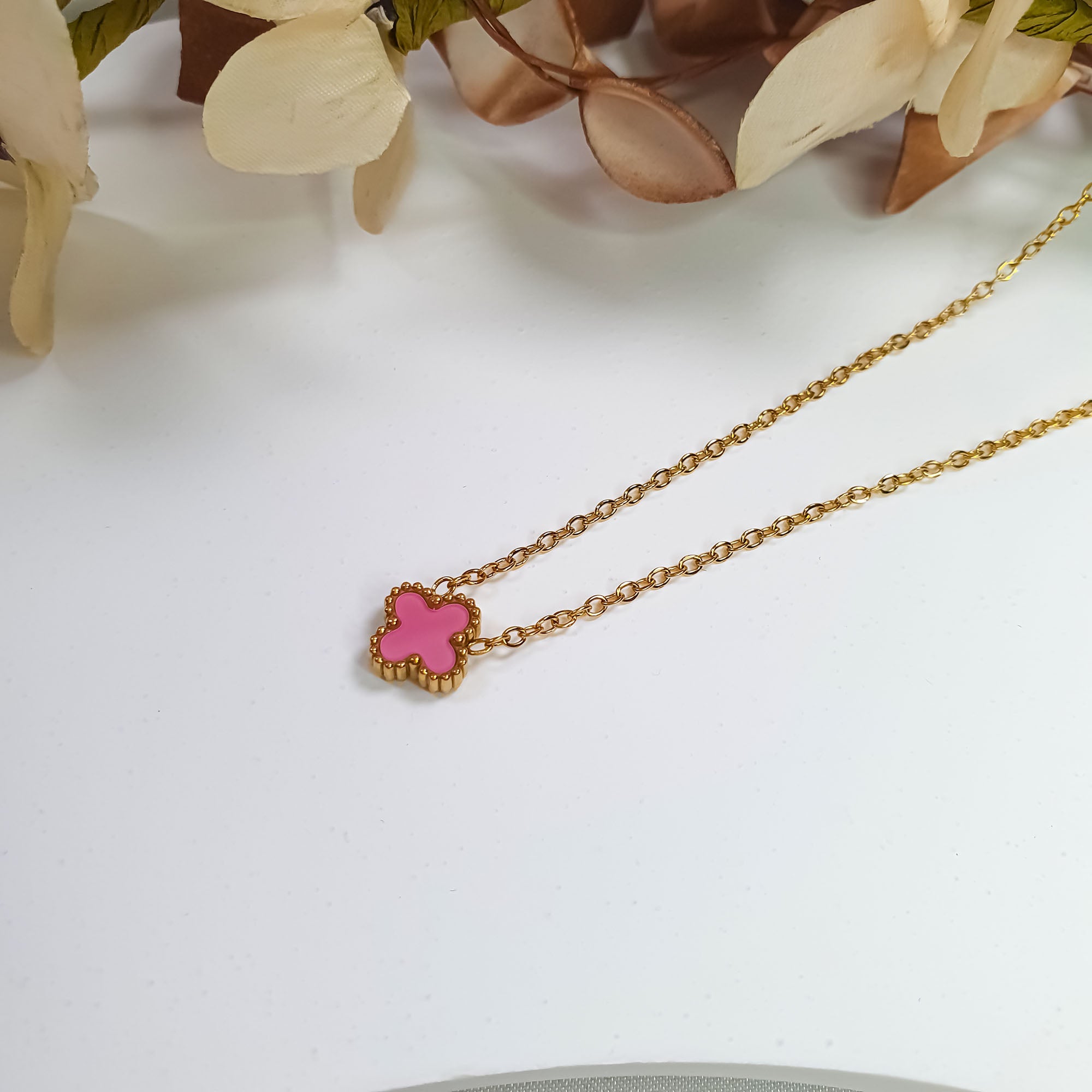 Kaklarota ar vienu rozā āboliņa formas akcentu