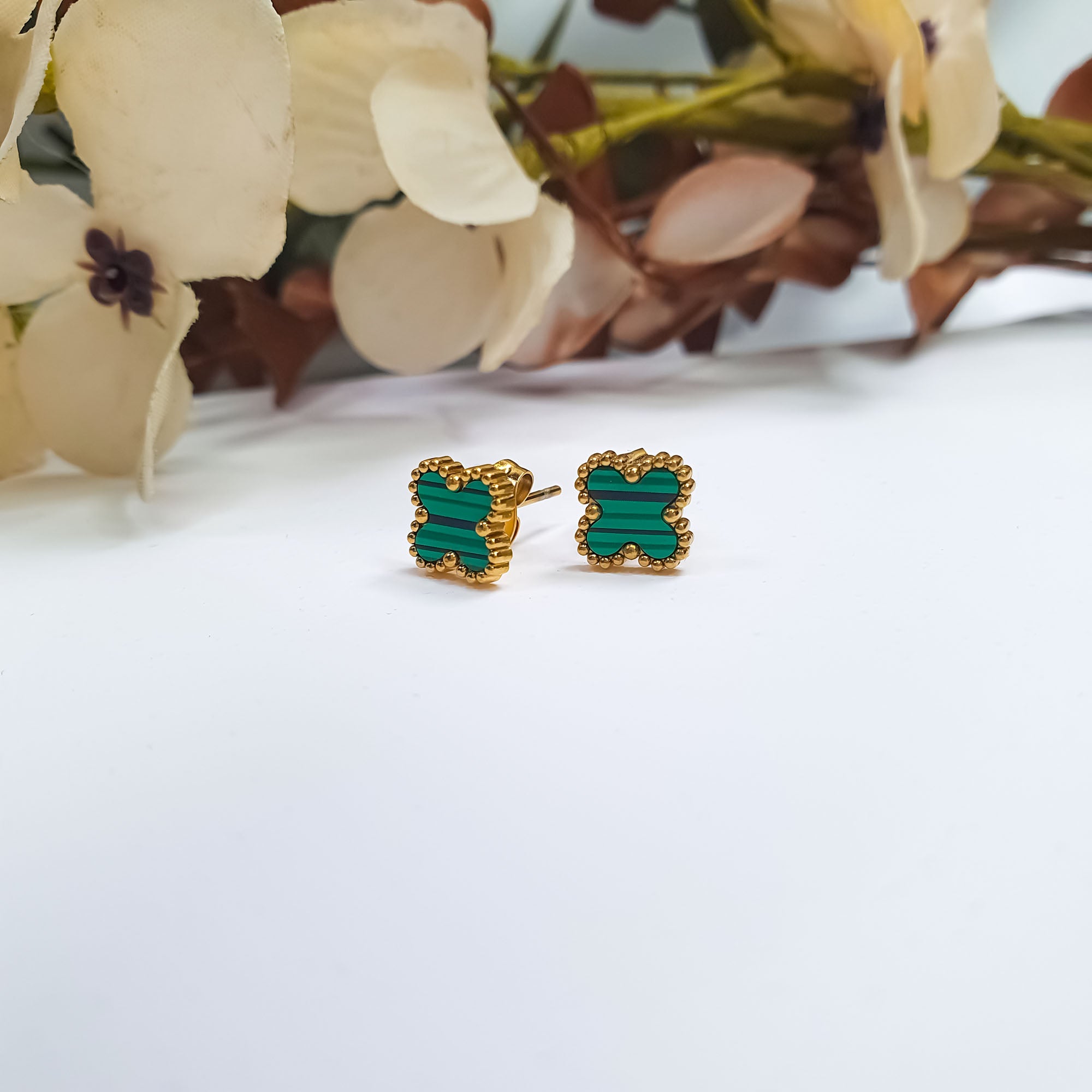 Nelieli nagliņas auskari ar zaļu plakanu ielaidumu