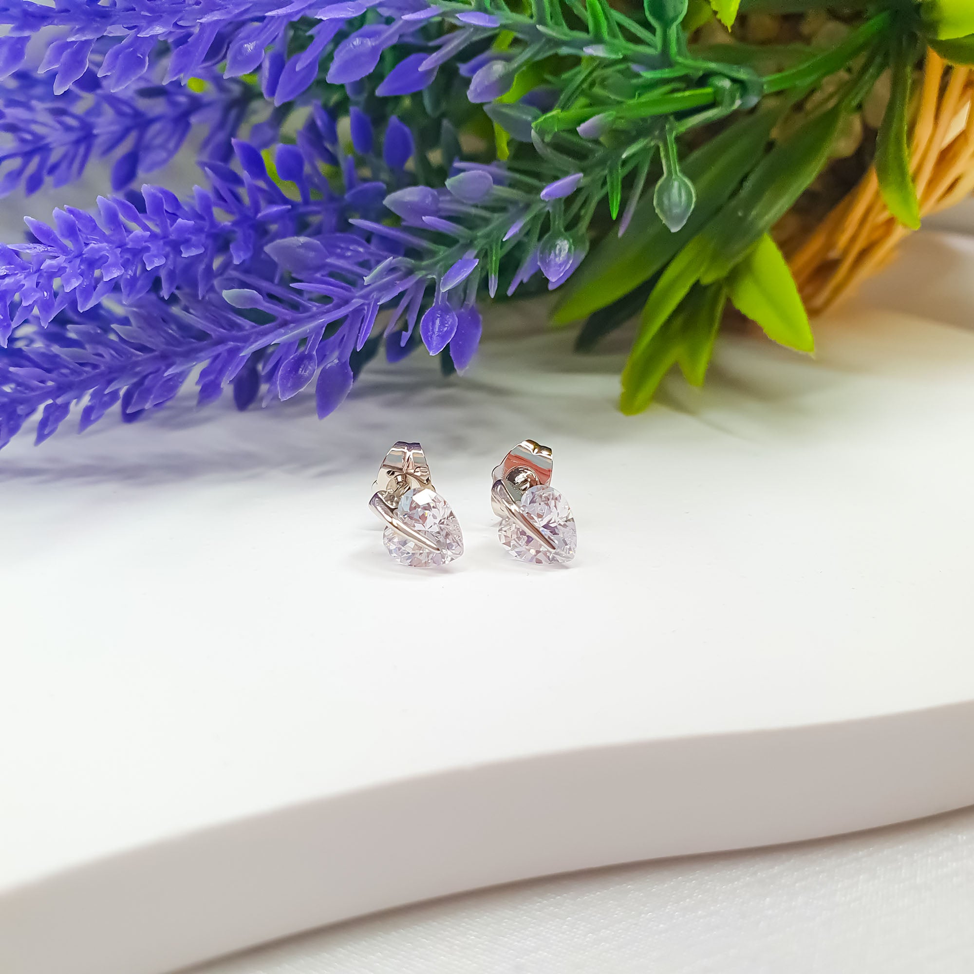 Sudraba krāsas auskari ar baltu sirds cirkonu