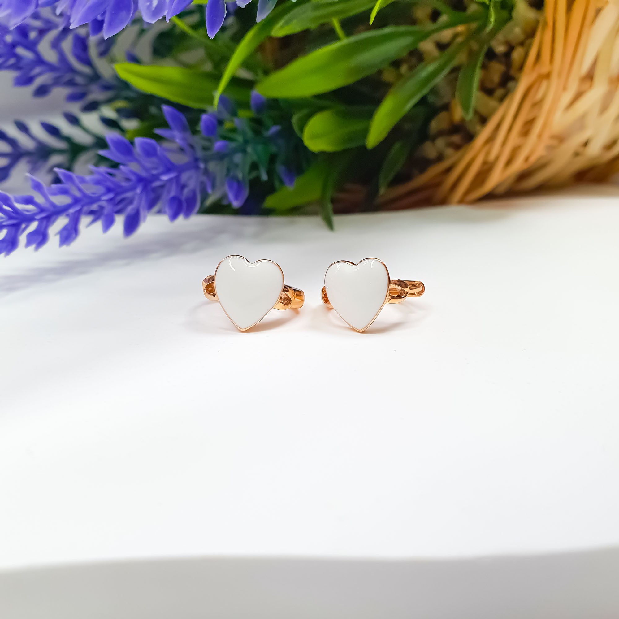 Riņķa auskari zeltā ar baltu sirdi, bez akmeņiem