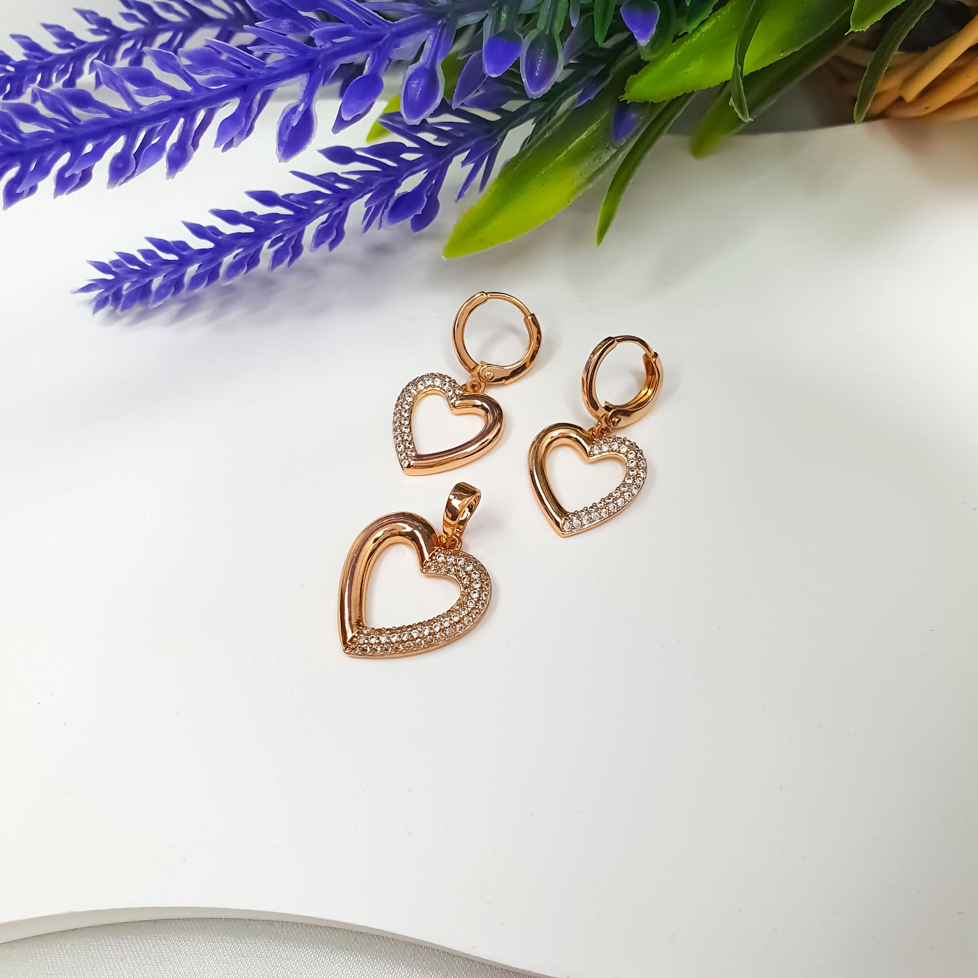 Kaklarota un auskari sirds dizainā ar akmentiņiem