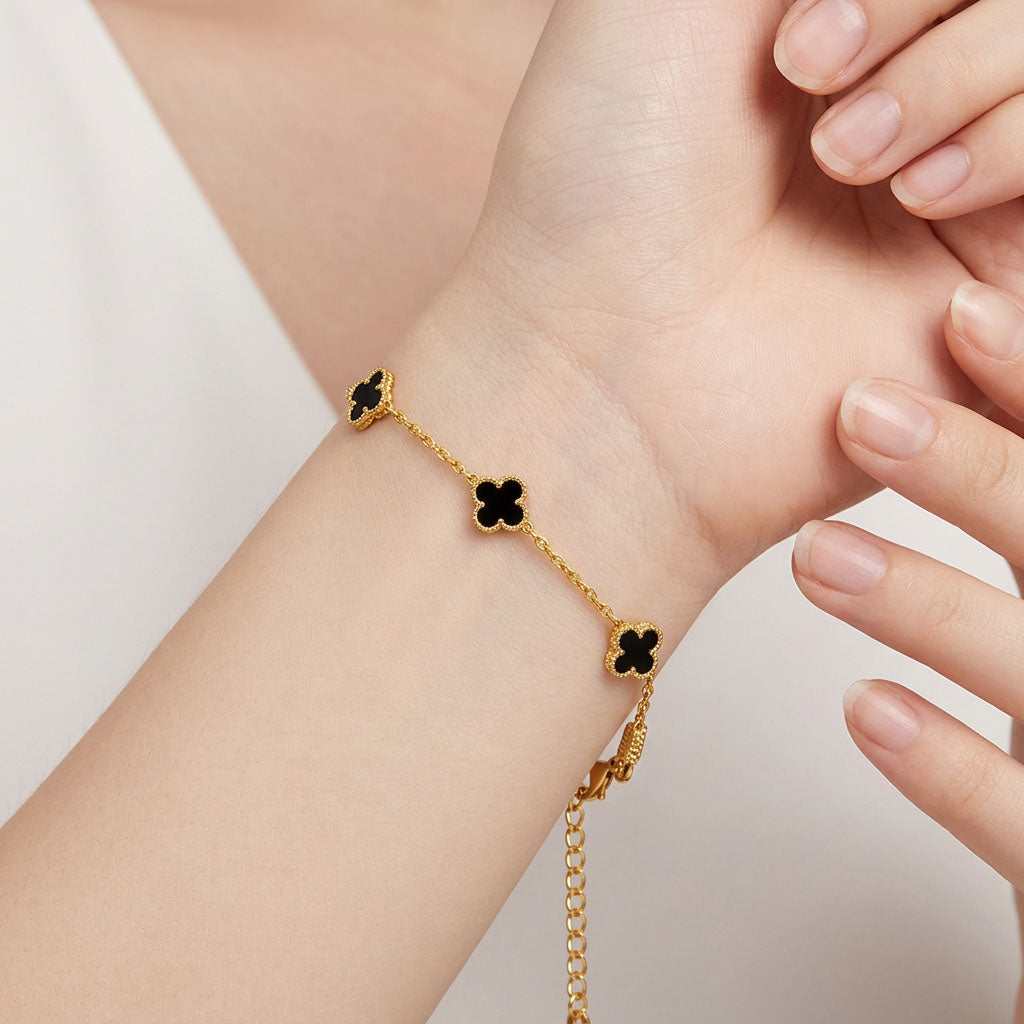 Браслет с чёрными четырёхлистными клеверaми