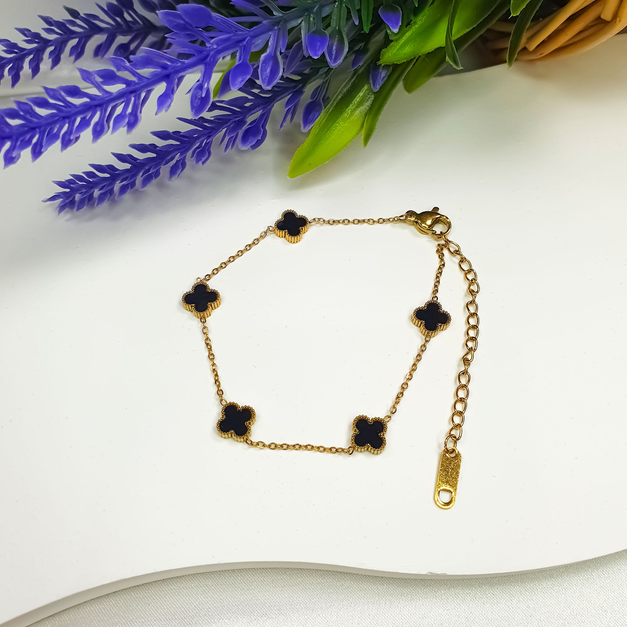 Sieviešu rokassprādze ar atkārtotiem āboliņa silueta ielaidumiem