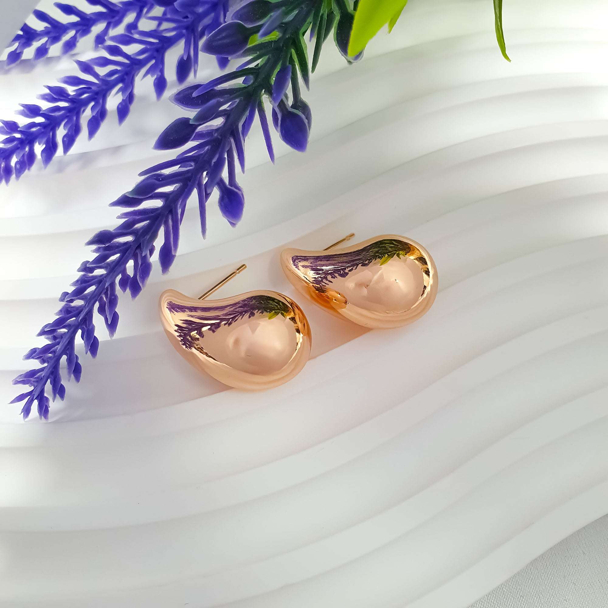 Gludi lāses silueta auskari ar spīdīgu virsmu