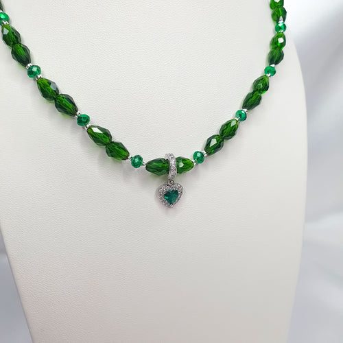 Kakla rota ar zaļām pērlītēm un centrālo sirdi