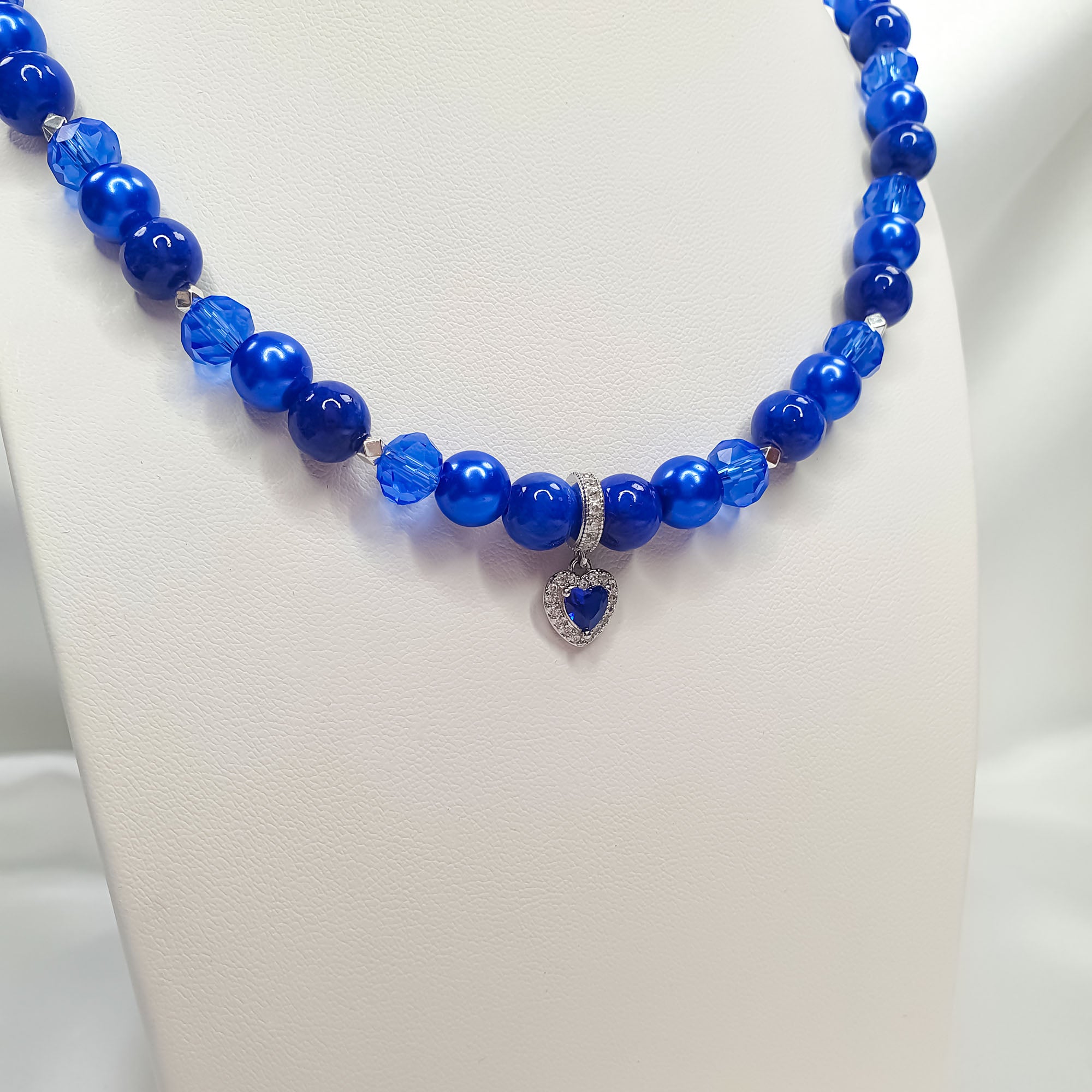 Kaklarota ar zilām lodītēm un sirds formas elementu