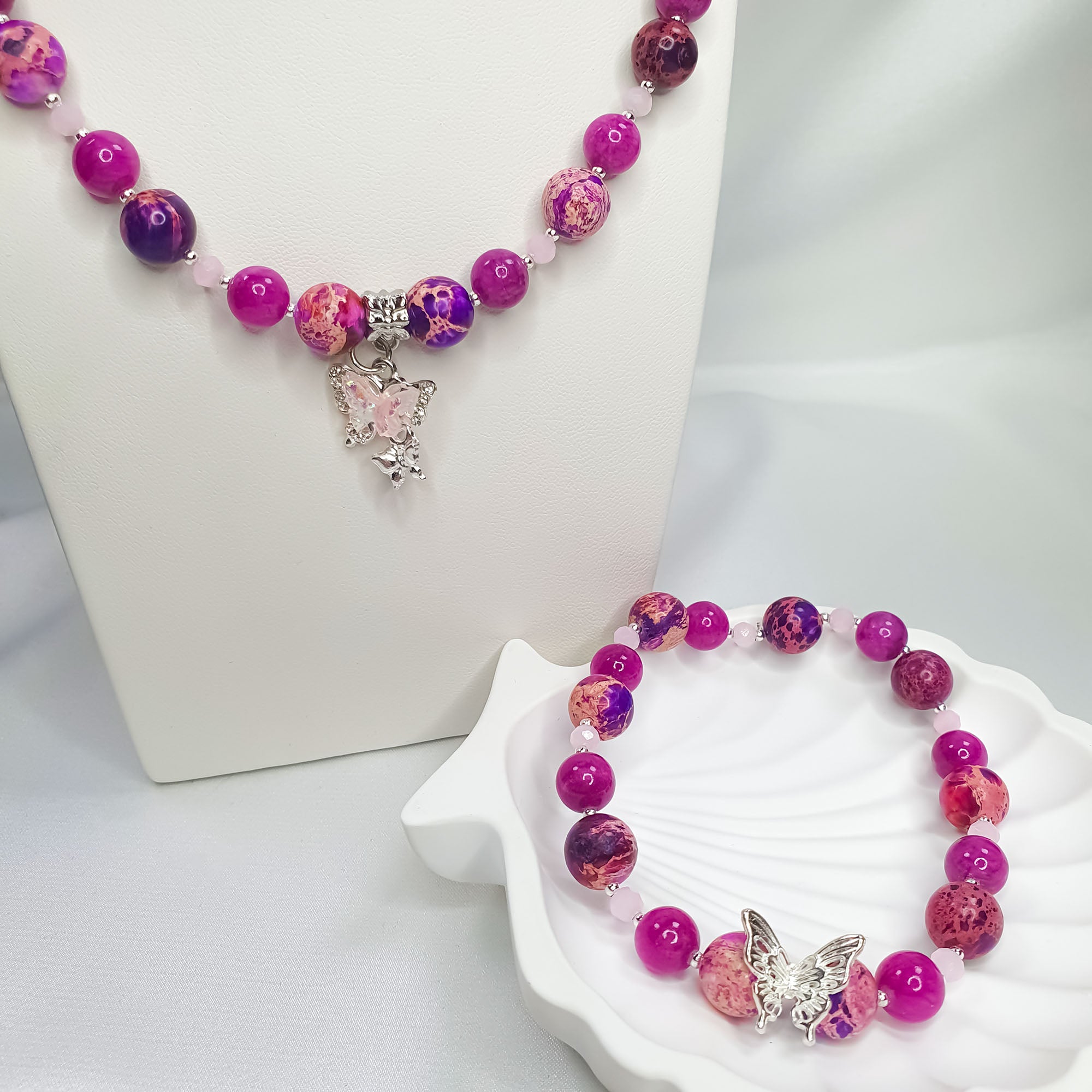 Kaklarota un aproce no rozā un violetām lodītēm