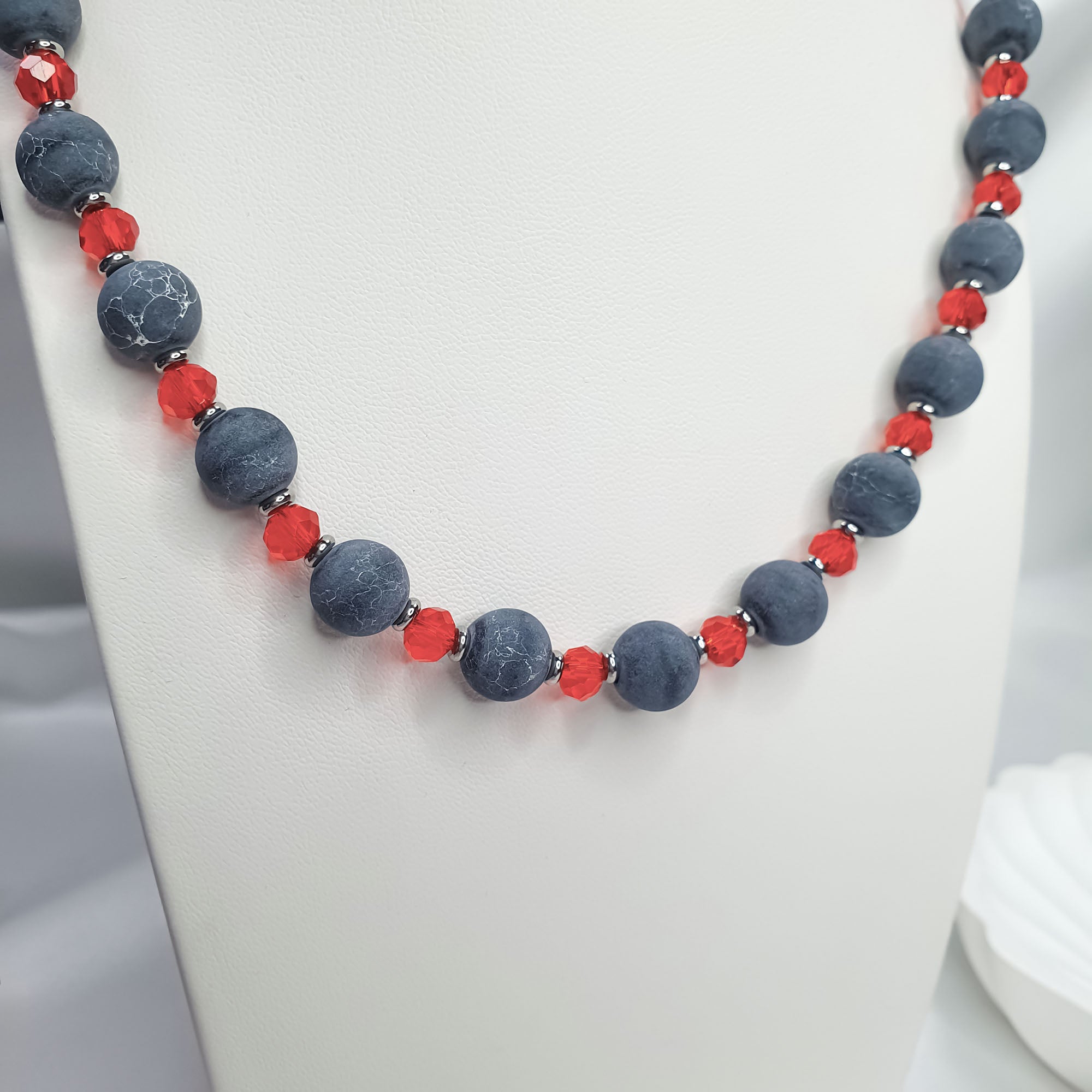 Marmora lodīšu kaklarota ar sarkaniem stikla akcentiem