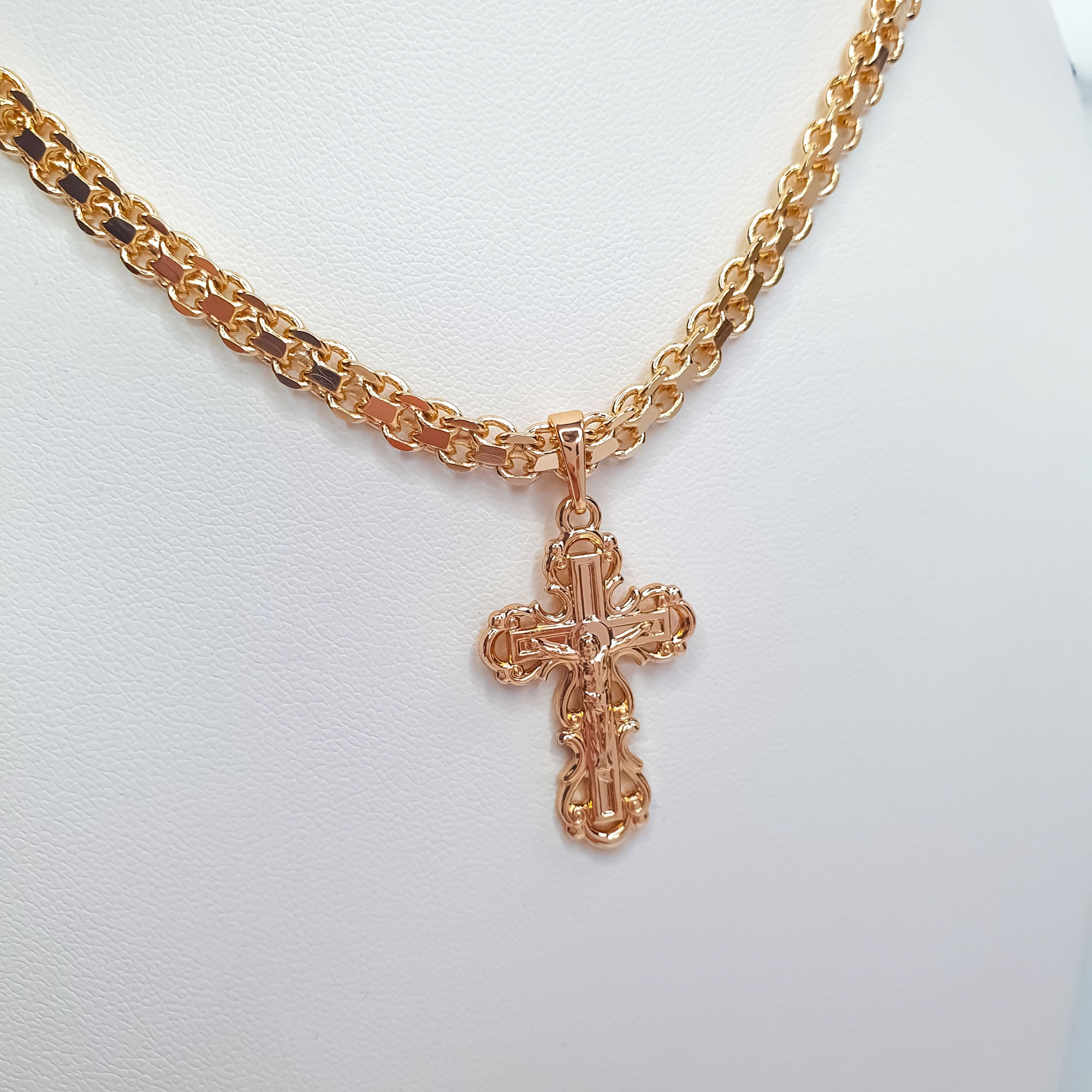 Sieviešu kulons krustiņš zelta krāsā ar ornamentālu apmali