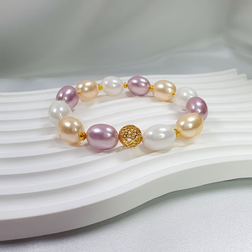 Romantiska sieviešu aproce no baltām, bēšām un ceriņkrāsas pērlēm