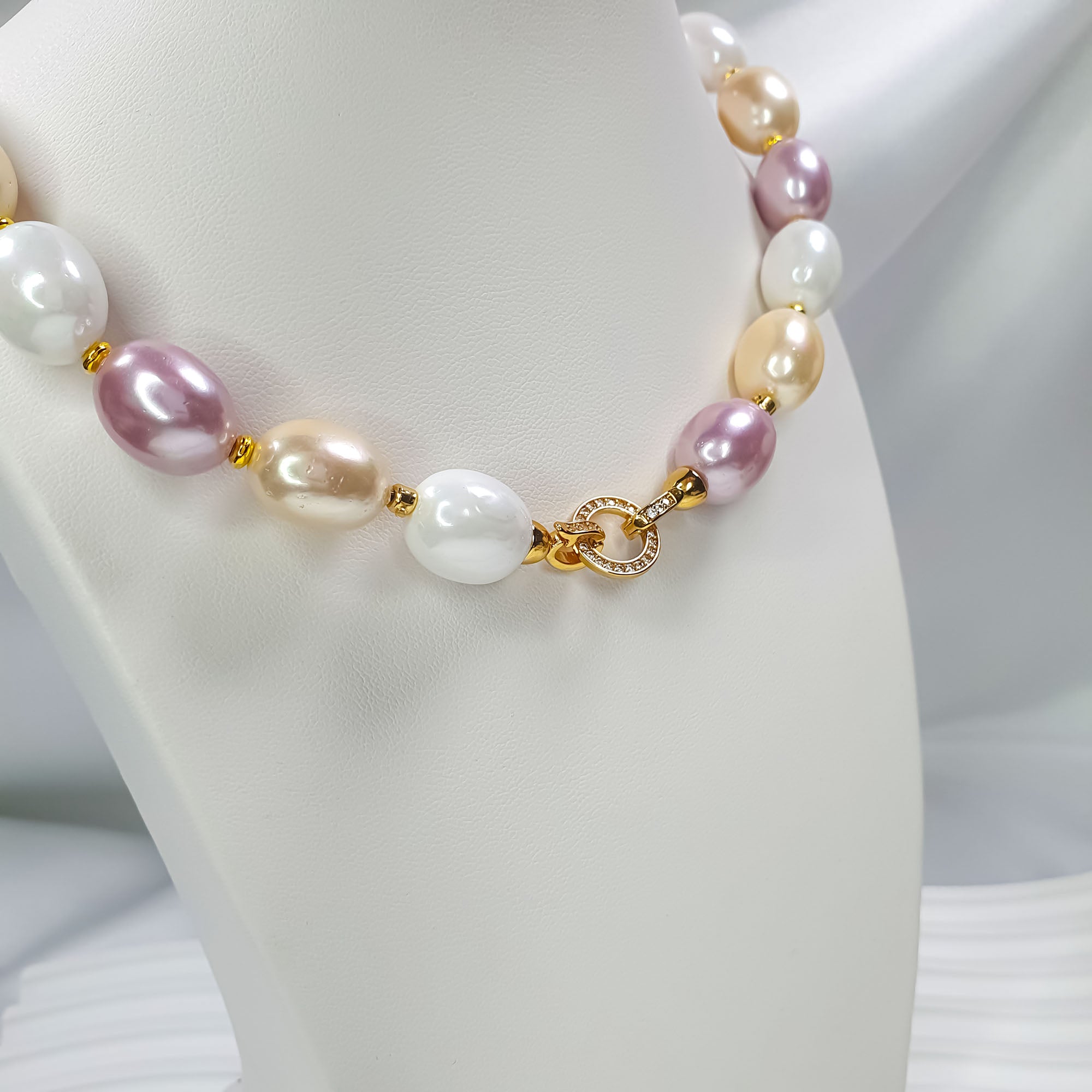 Funkcionāla un grezna trīskrāsu pērļu virtene sievietēm