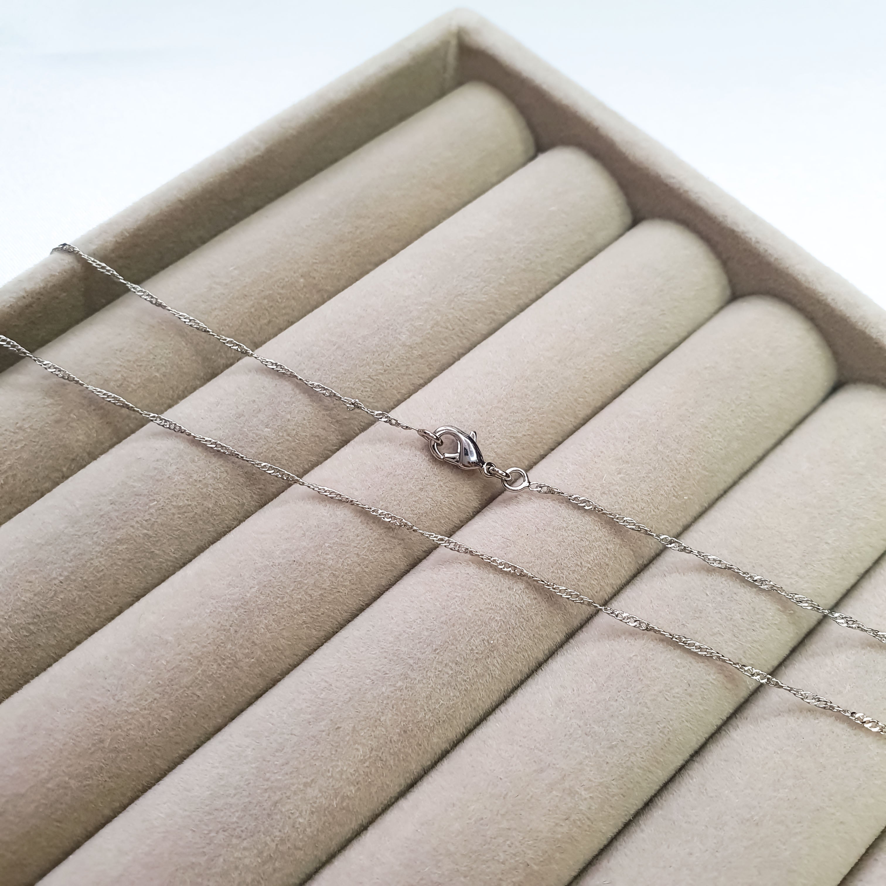 Smalka 60 cm gara sieviešu ķēdīte ar drošu karabīnes aizdari