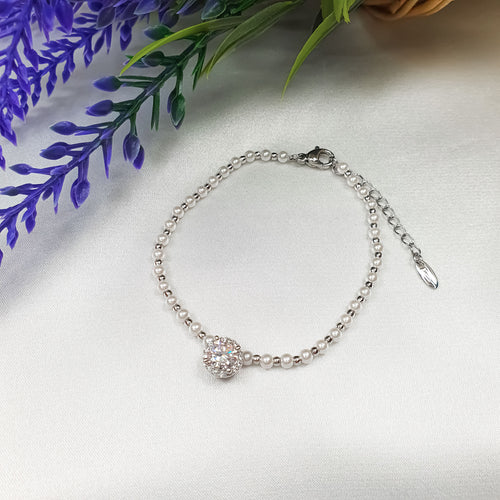 Sieviešu rokassprādze ar mākslīgajām pērlēm un mirdzošu apaļu akmentiņu vidū