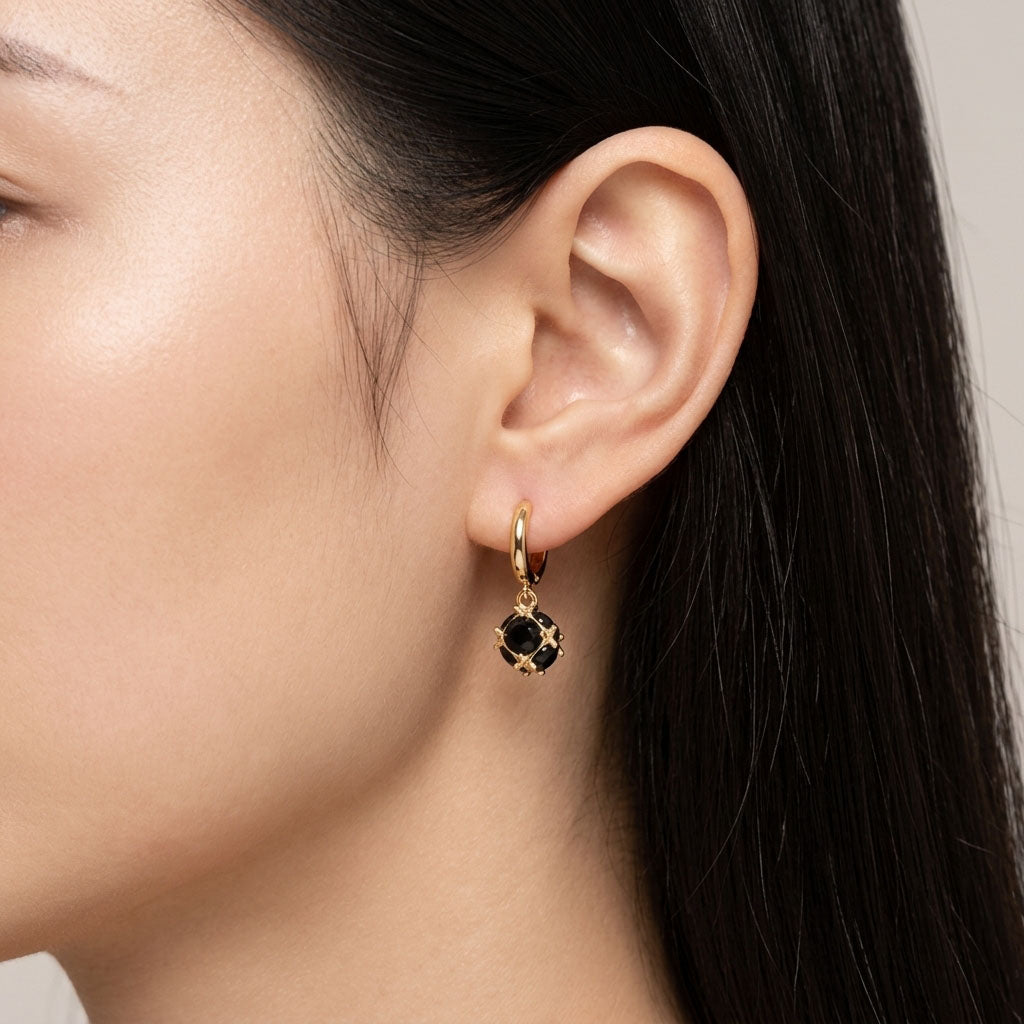 Таинственные серьги с черным цирконом