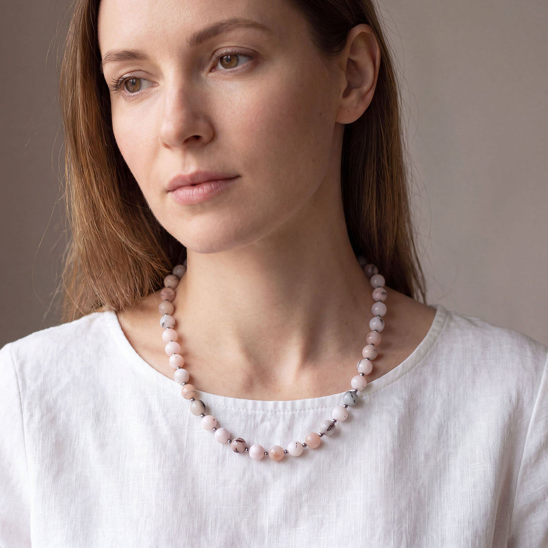 Maigi rozā mākslīgā opāla krelles ar sudraba krāsas starplikām