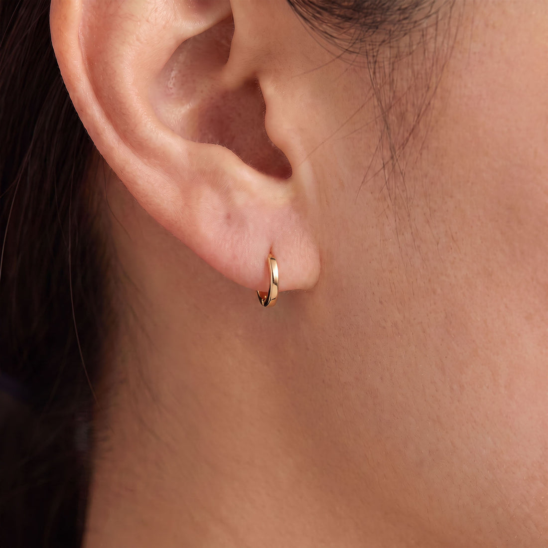 Smalki 8 mm zelta toņa riņķa auskari ar gludu virsmu un kongo slēdzi
