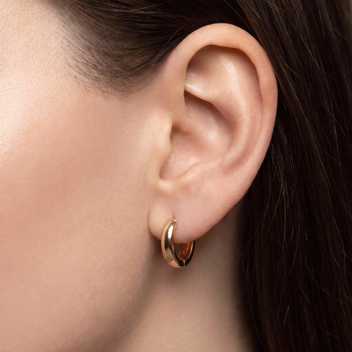 12x3 mm | Lai sile rõngaskõrvarõngas kõrvanibul lähivaates