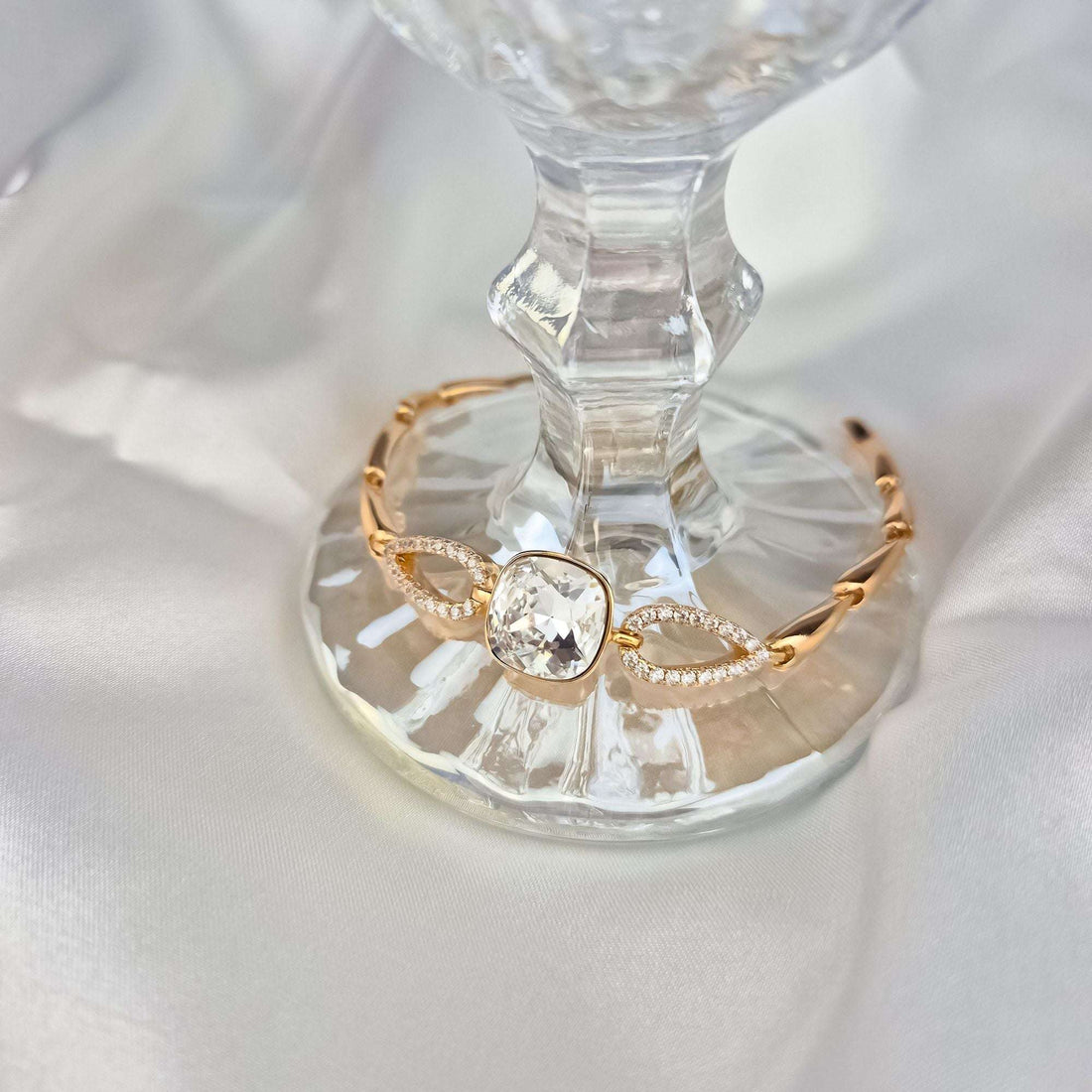 Käevõru sädeleva Swarovski kristalliga klaasalusel, näha tsirkoonidega kaunistatud lülid