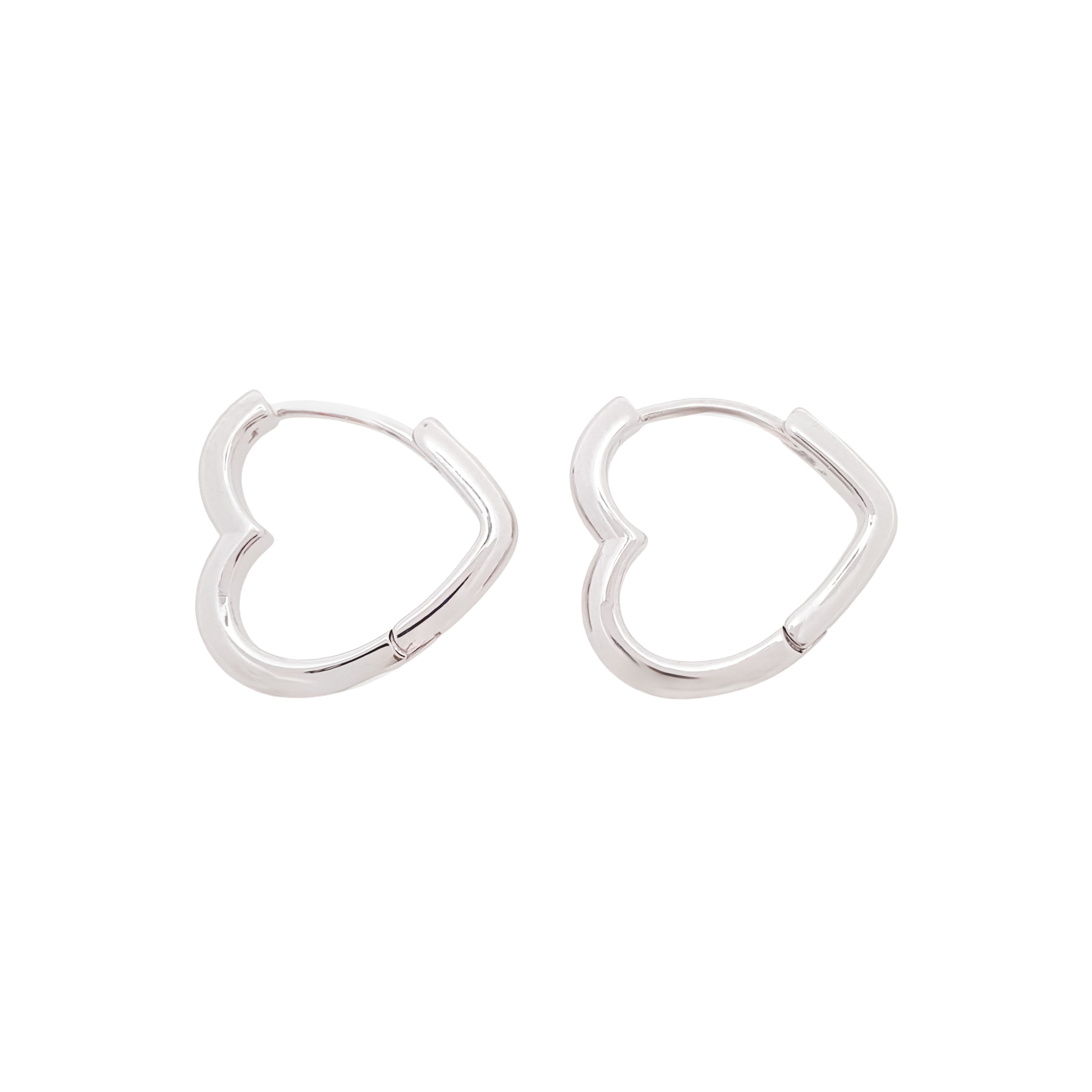 Sudraba toņa riņķa auskari sirds formā bez akmeņiem