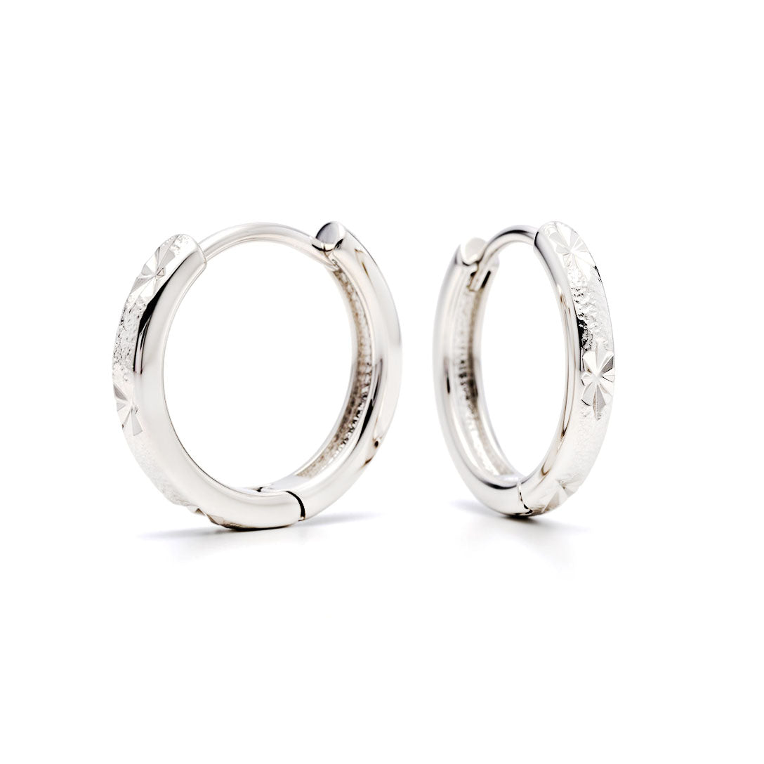 Sudraba krāsas riņķu auskari ar zvaigžņu gravējumu un platīnas pārklājumu