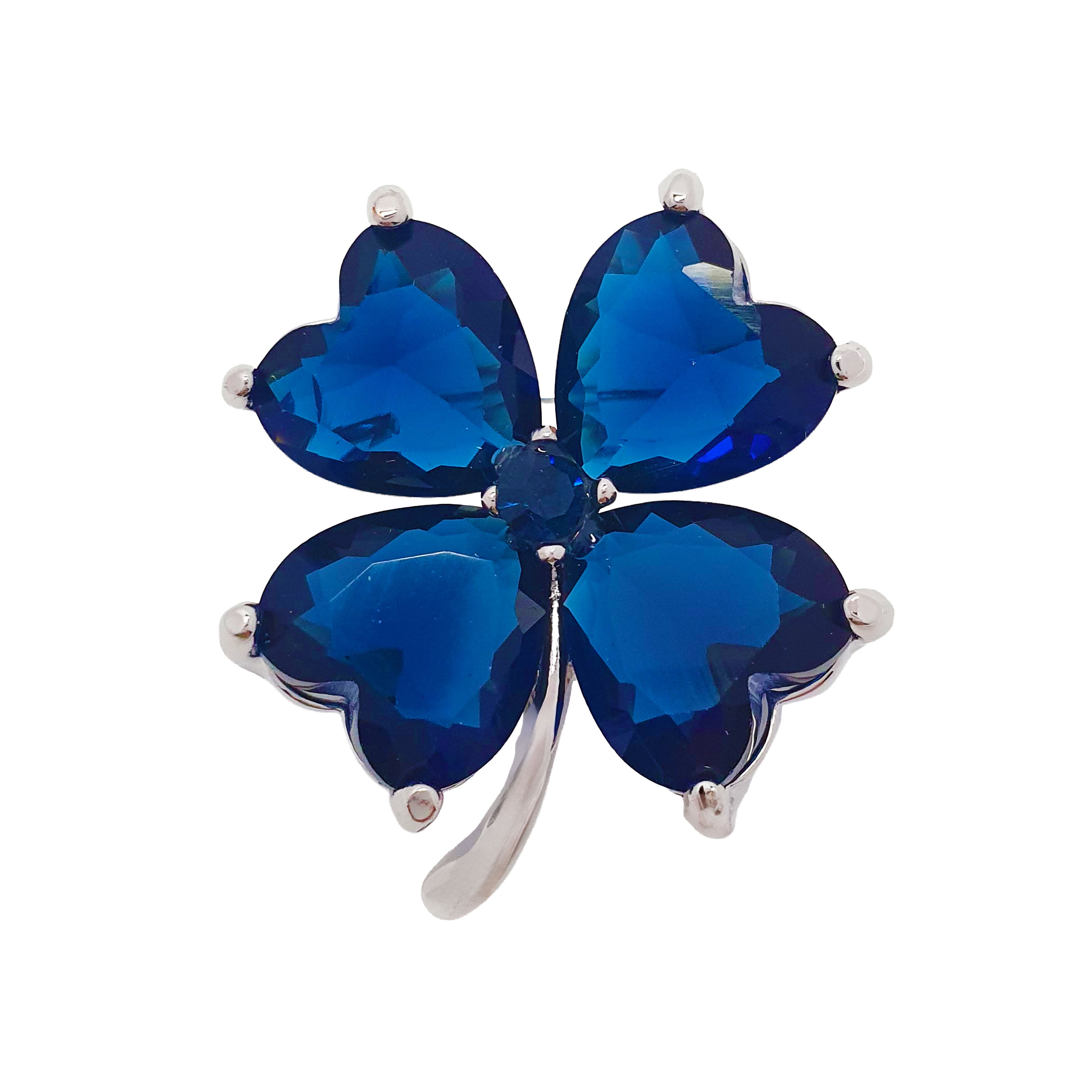 Āboliņa formas piespraude ar zilām fasetētām detaļām