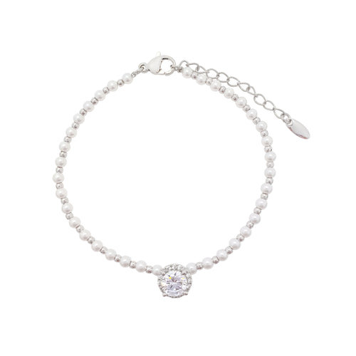 Balta pērļu rokassprādze ar centrālu cirkona akmeni un regulējamu sudrabotu ķēdīti